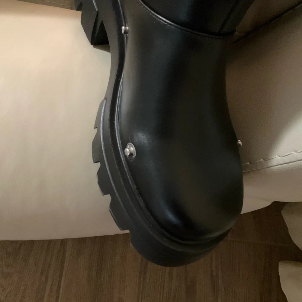 Amazon Essentials Black slouching boots. Metallic Accents - Picture 3 of 14